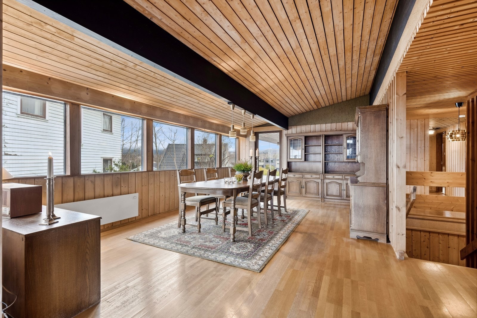 Rikelig med plass til sofa, spisegruppe og annet møblement. Galleribilde