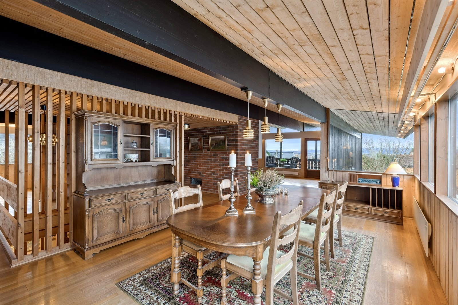 Utstrakt bruk av parkett og panel gir en lun atmosfære. Galleribilde