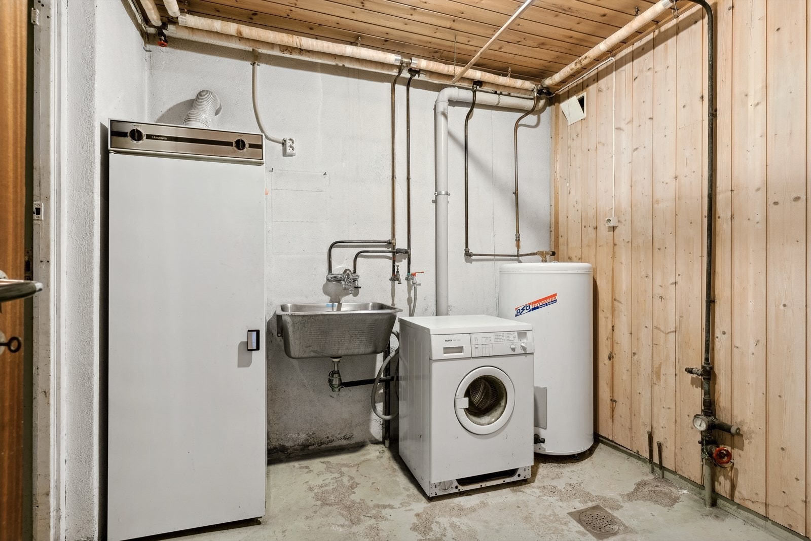 Vaskerom i underetasje har støpt gulv, vegger med puss og panel. Himling med panel. Vaskerommet er innredet med vaskekum og opplegg for vaskemaskin. Varmtvannsbereder. Våtrommet må oppgraderes/renoveres for å tåle normal bruk etter dagens krav. Galleribilde