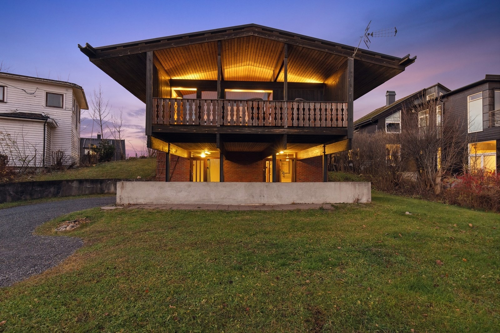 Boligen er oppført over to innholdsrike plan, men bl.a 5 soverom, 2 bad, vaskerom og en særdeles lys og romslig stue/spisestue/kjøkkenavdeling. Perfekt for en barnefamilie! Galleribilde