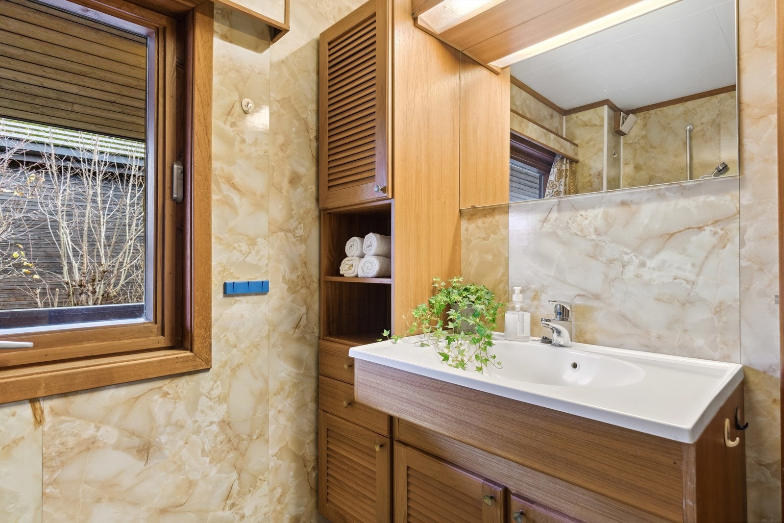 Rommet er innredet med wc, servantinnredning og dusj. Galleribilde