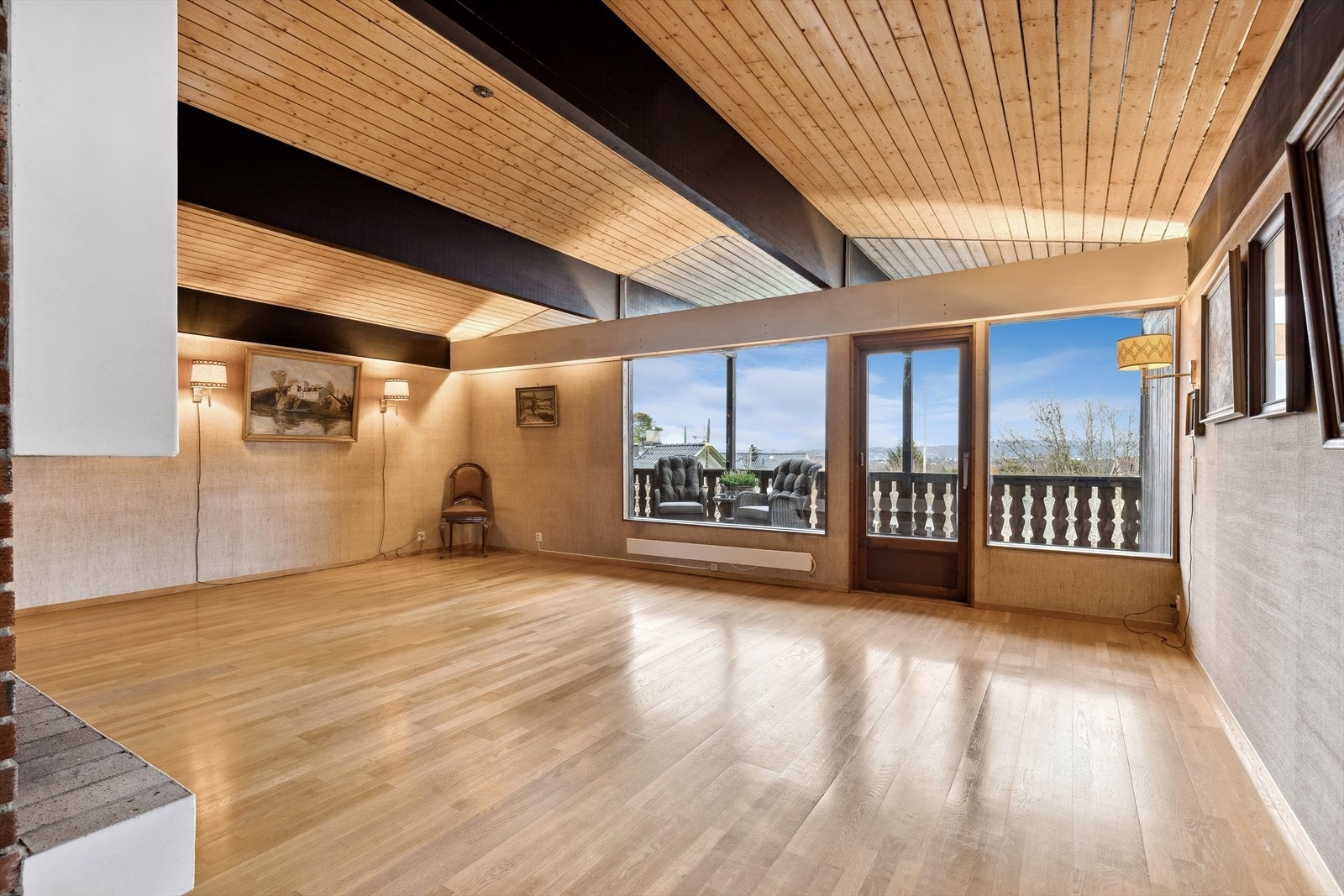 Stueavdelingen er meget luftig og behagelig og har flere innredningsmuligheter. Galleribilde