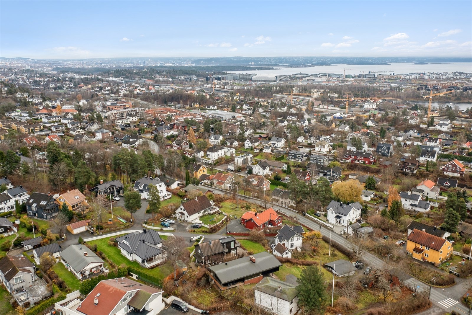 Med både Sandvika Storsenter og Bekkestua Senter/sentrum i nærheten, har boligen godt med servicetilbud og en rekke muligheter å velge mellom. Galleribilde