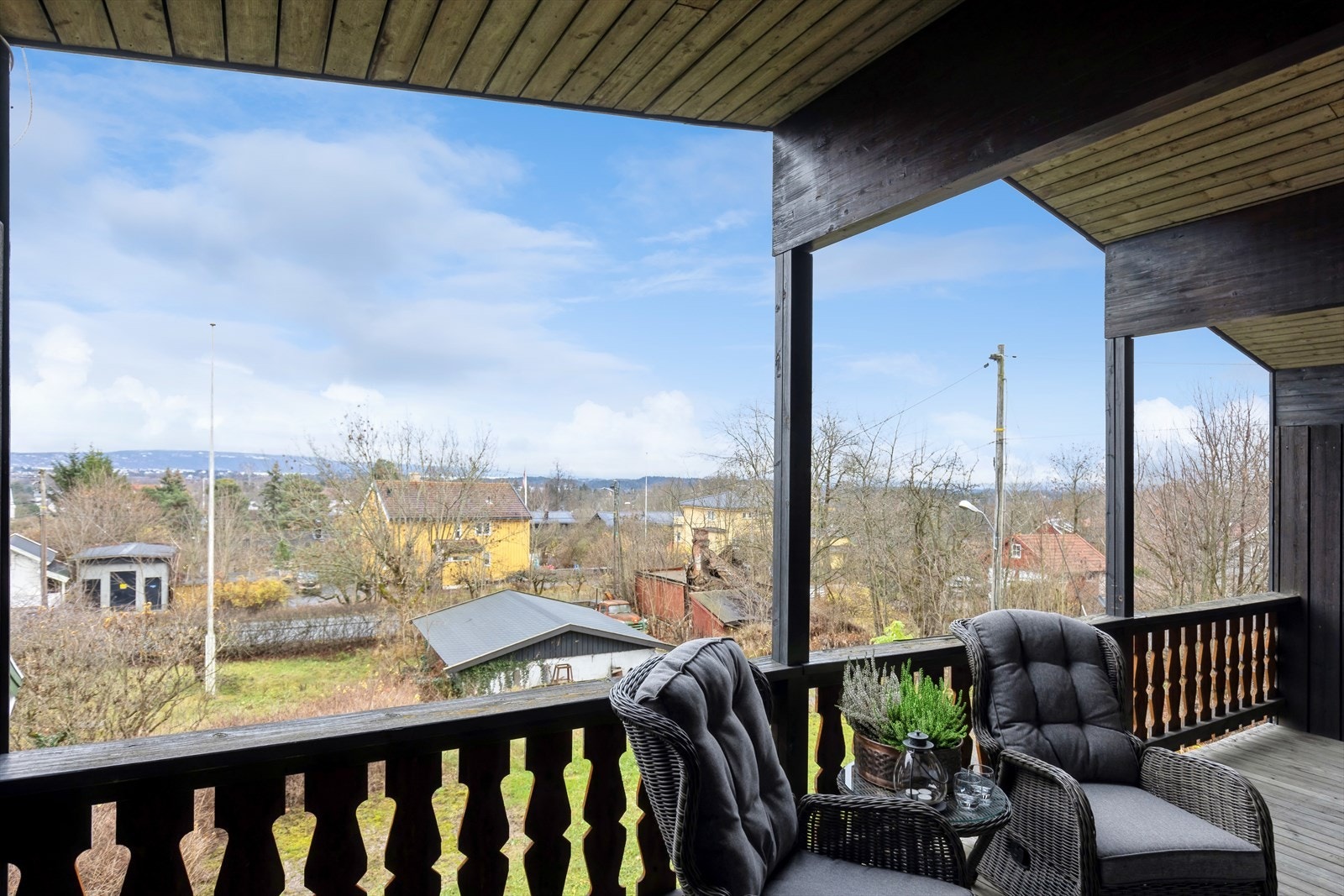 I sommerhalvåret fungerer verandaen som en forlengelse av stuen. Det er god plass til utemøbler, grill og potteplanter. Galleribilde