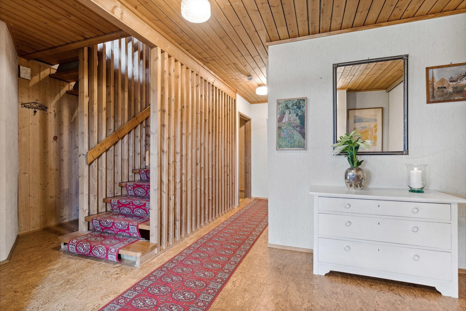 Hallen har vedovn og trapp opp til 1. etasje. Galleribilde