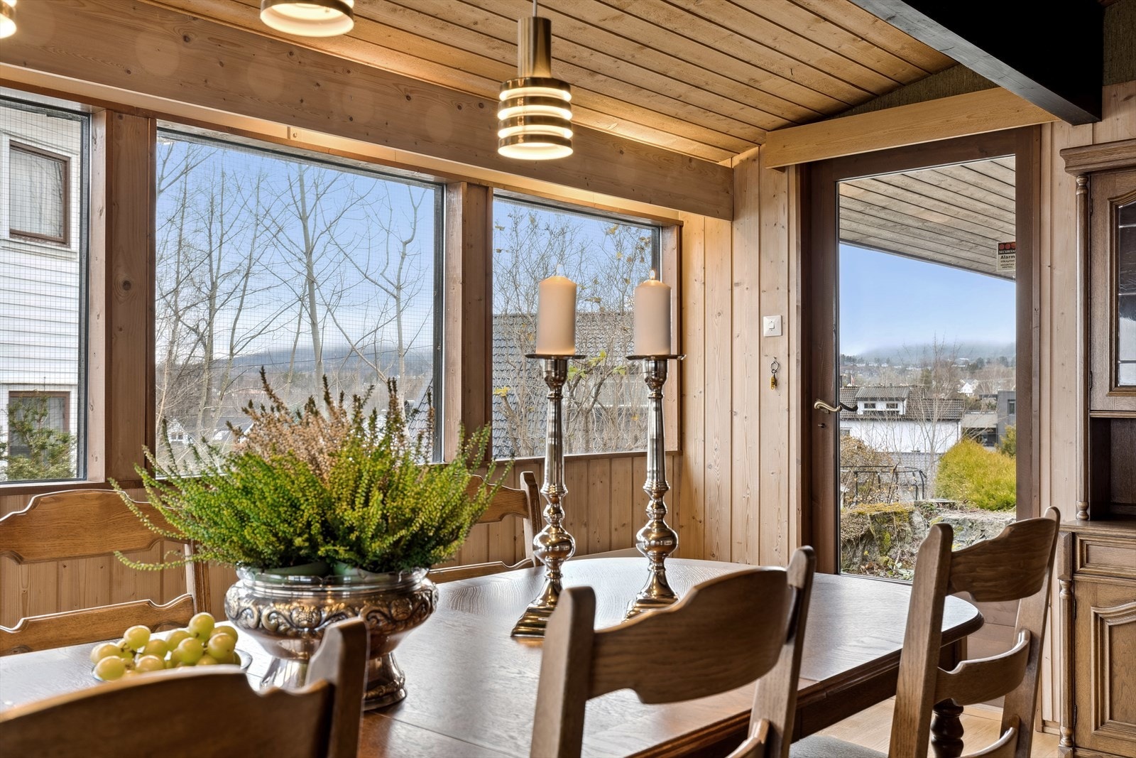 I tillegg er det fra stue/spisestue/kjøkkenavdelingen ytterligere to utganger til en overbygget terrasse som strekker seg rundt en stor del av boligen. Galleribilde