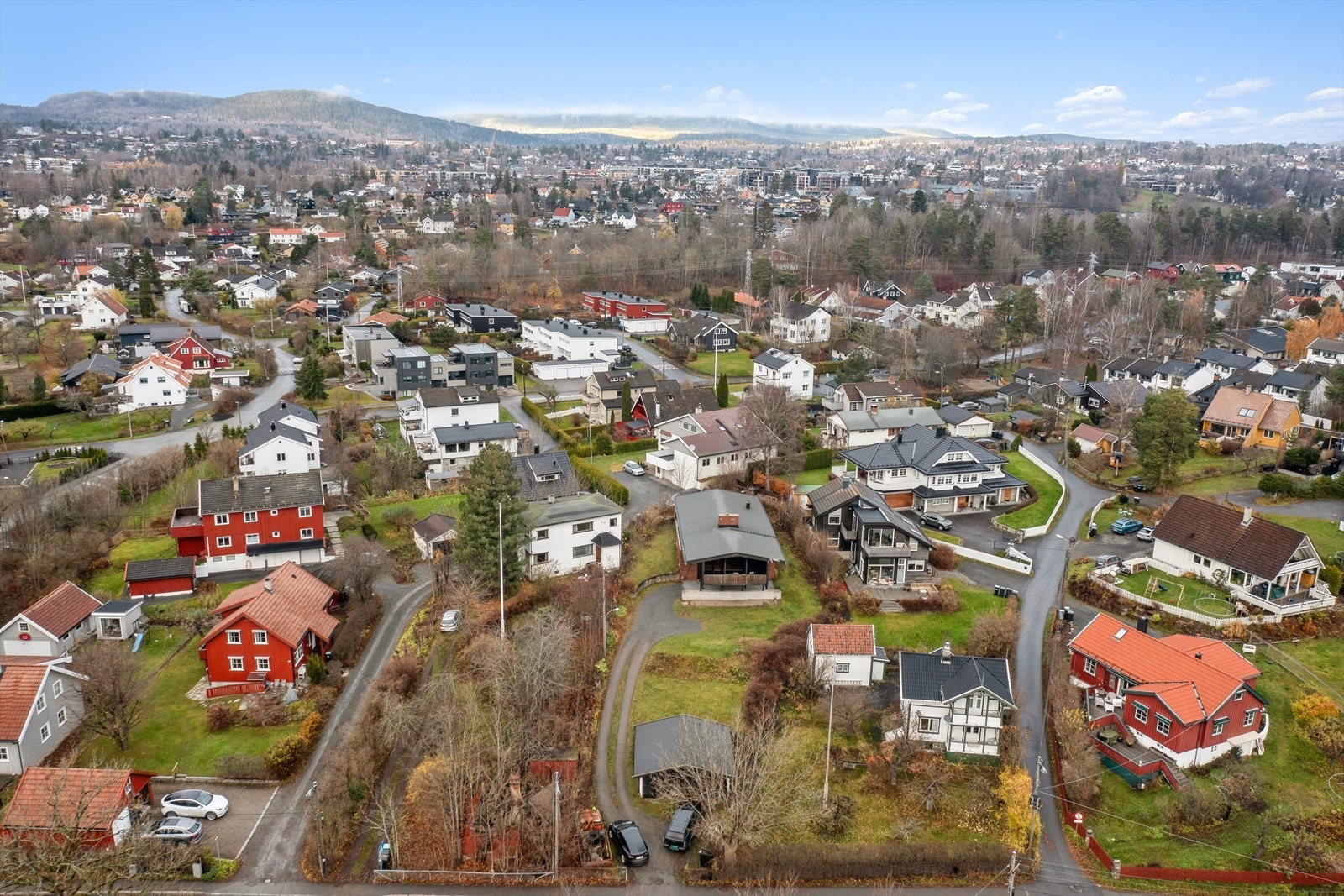 Eiendommen ligger flott til for ulike tur- og rekreasjonsmuligheter i skog, alpinbakker og ved sjøen. For golfentusiastene er det ikke lang vei til Grini og Haga, i tillegg har dere Ballerud Golf i nærområdet. Galleribilde