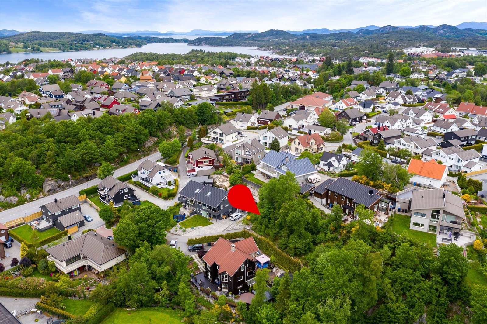 Attraktiv tomt på 557 m², beliggende i enden av en blindvei. Galleribilde