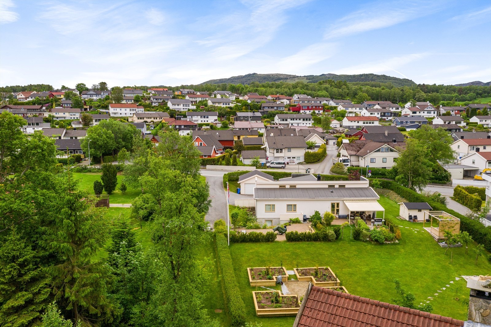 Utsikt fra toppen av tomten. Bildet er tatt med drone. Galleribilde