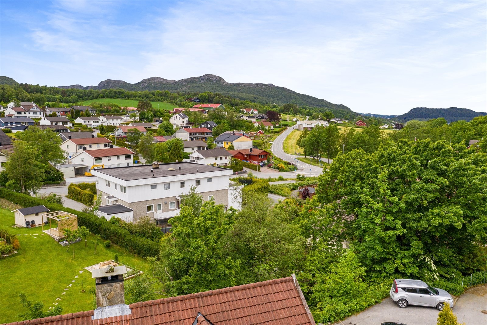 Utsikt fra toppen av tomten. Bildet er tatt med drone. Galleribilde