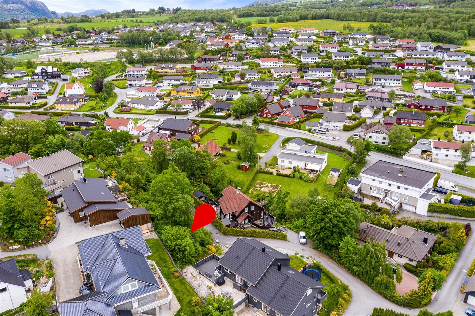 Attraktiv tomt på 557 m², beliggende i enden av en blindvei. Galleribilde