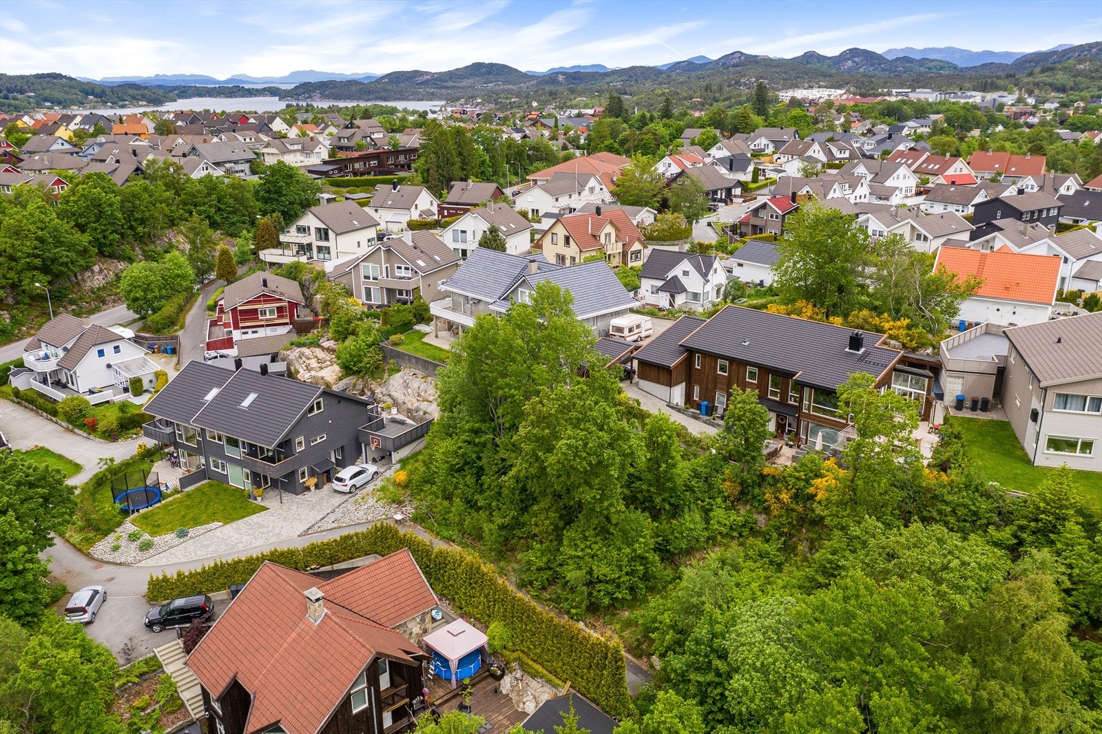 Attraktiv tomt på 557 m², beliggende i enden av en blindvei. Galleribilde