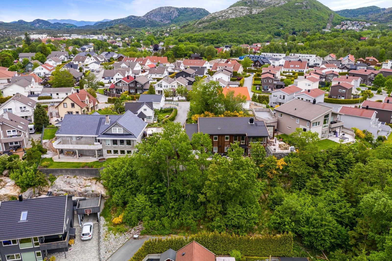 Attraktiv tomt på 557 m², beliggende i enden av en blindvei. Galleribilde