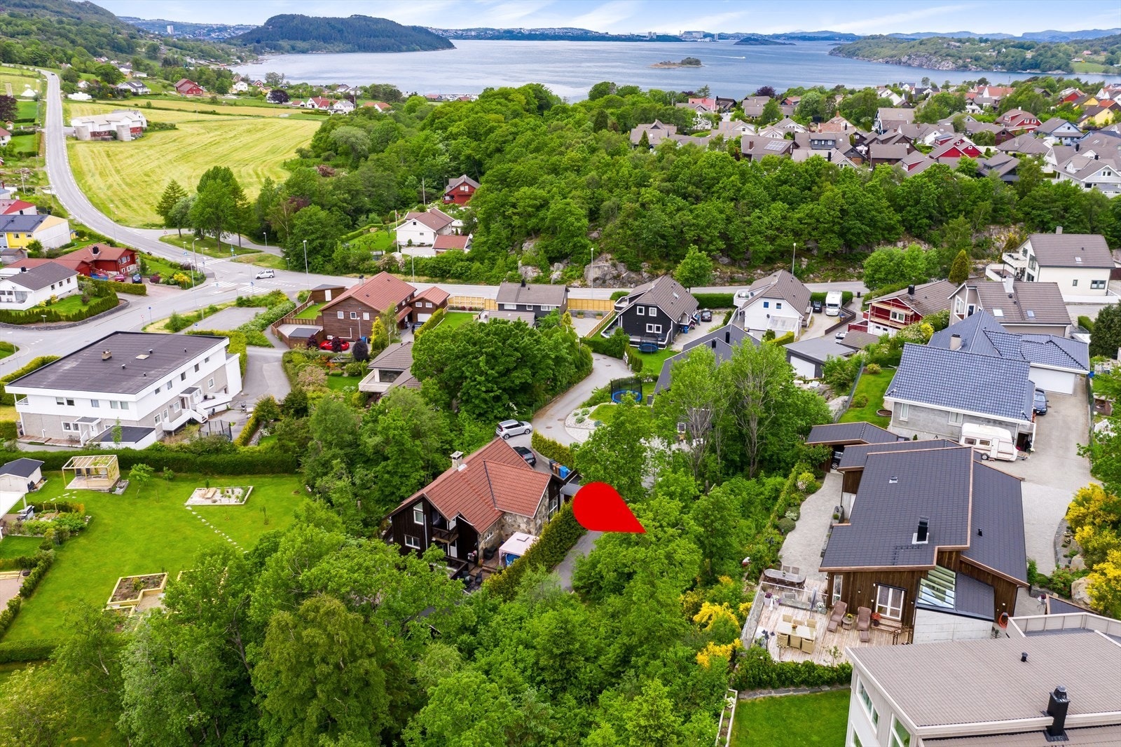 Attraktiv tomt på 557 m², beliggende i enden av en blindvei. Galleribilde