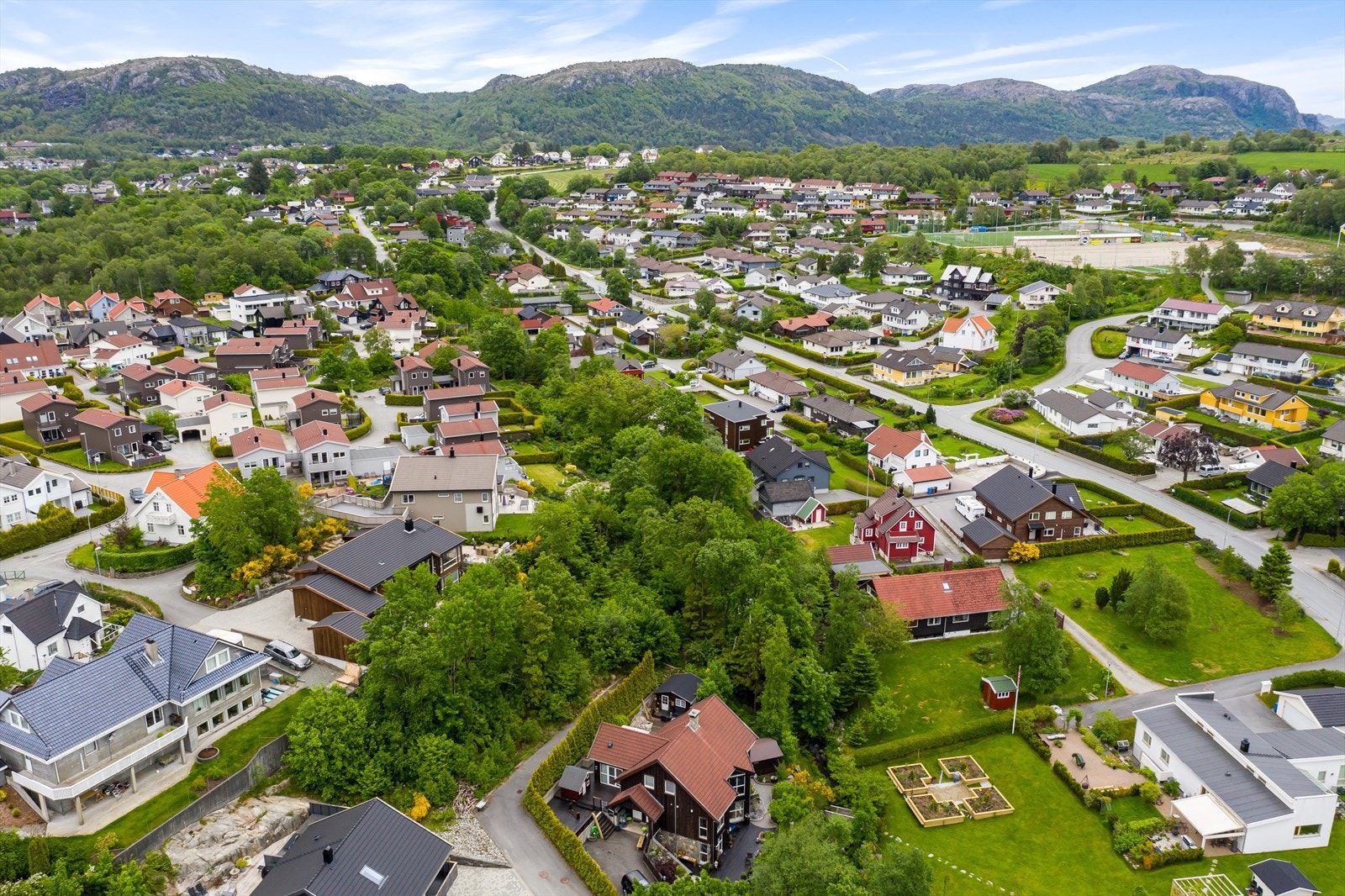 Attraktiv tomt på 557 m², beliggende i enden av en blindvei. Galleribilde