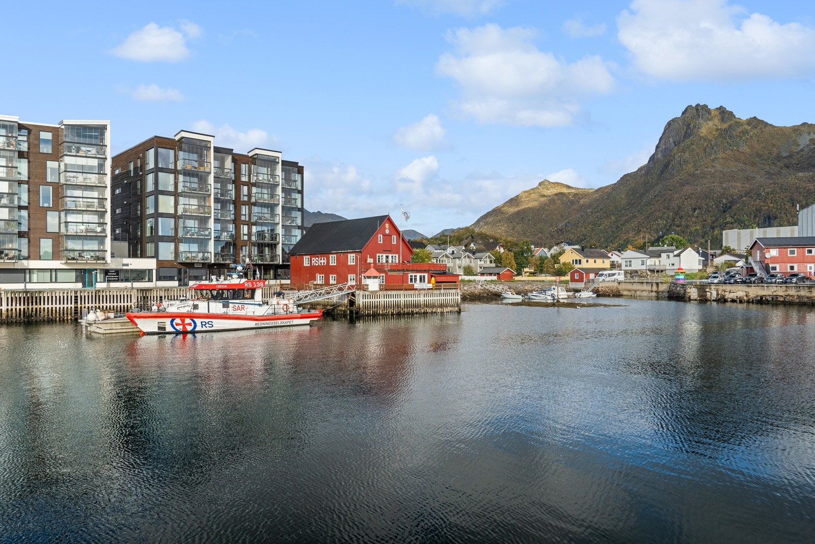 Eiendommen ligger her langs den flotte havnepromenaden i byen Galleribilde