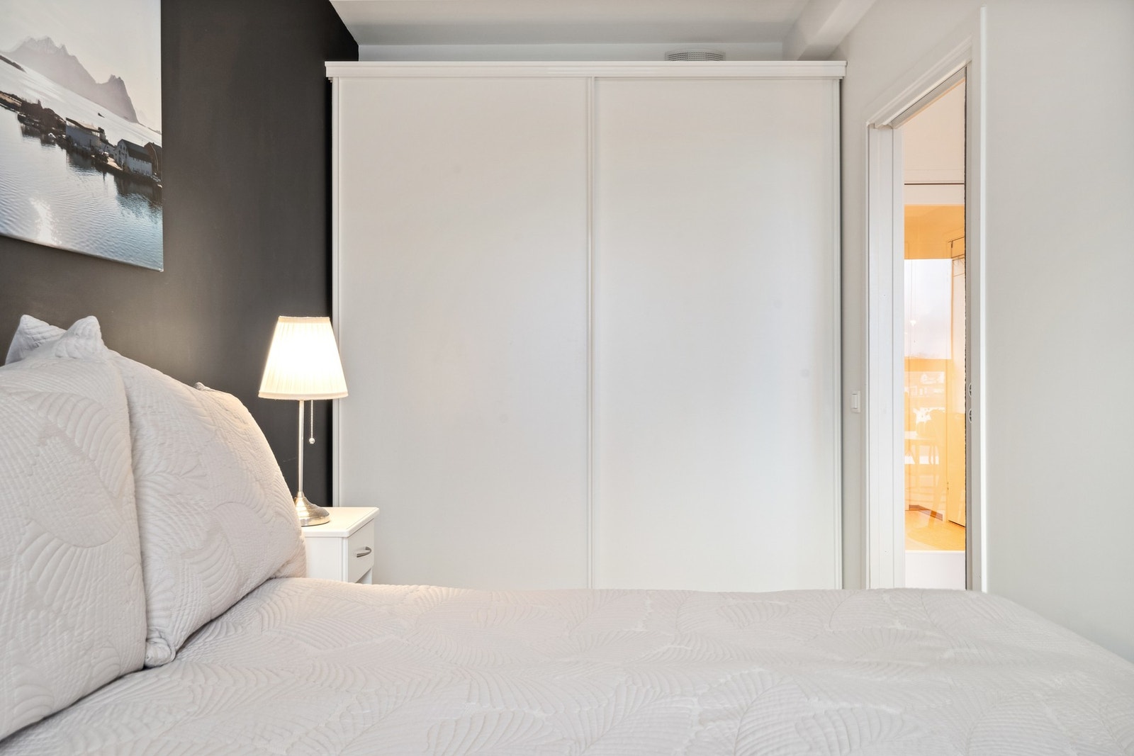 Garderobe med skyvedører på soverommet Galleribilde