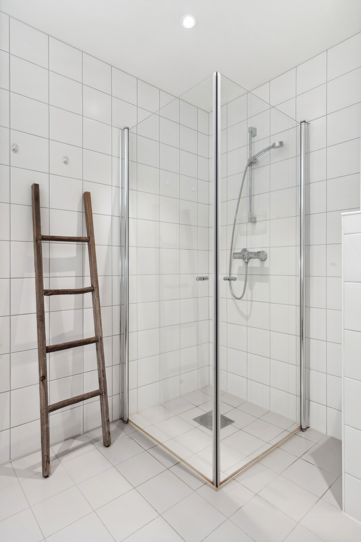 Bad/vaskerom med innfellbare dører, vegghengt wc og innredning Galleribilde