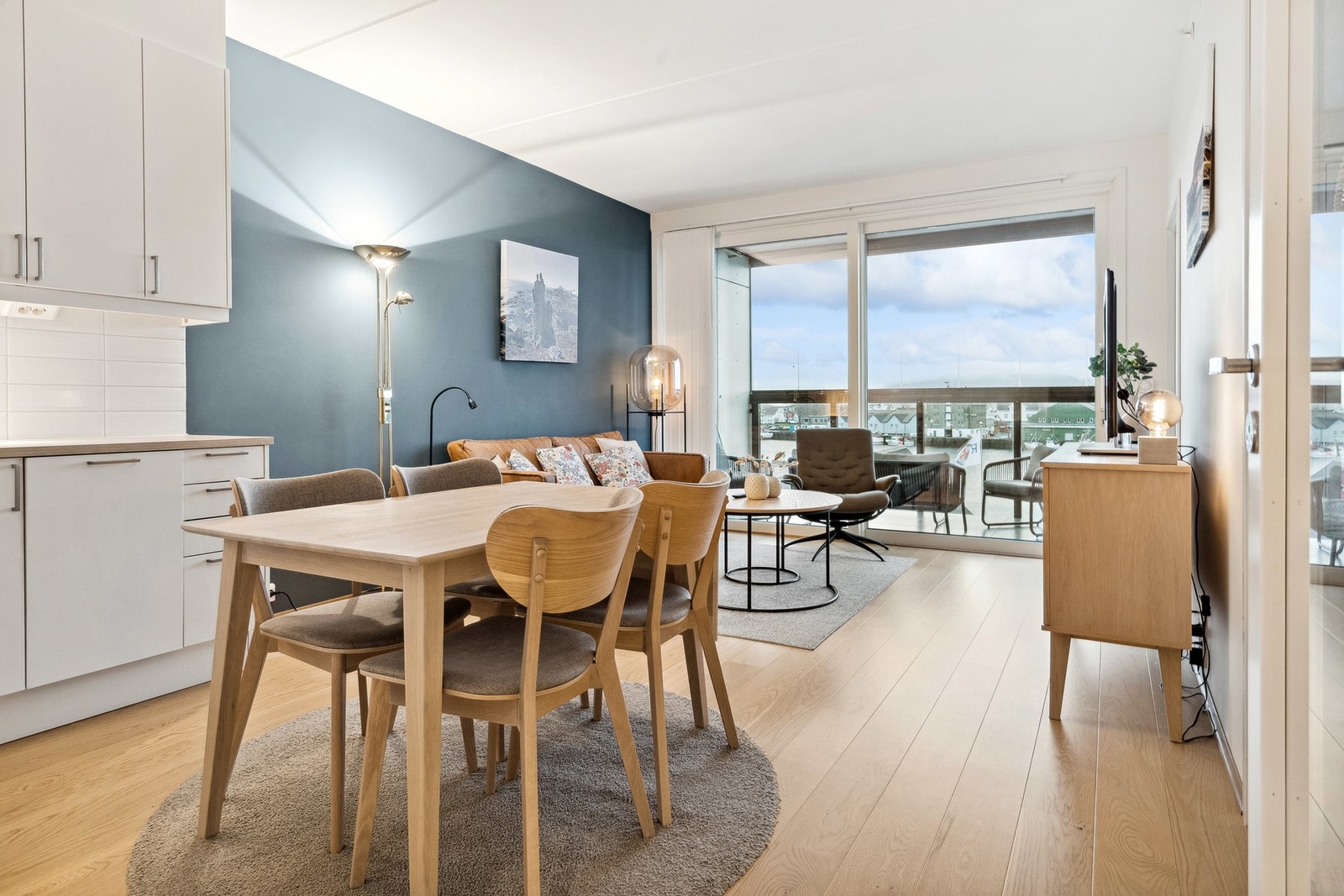 Pen og effektiv planløsning med åpen stue og kjøkkenløsning Galleribilde