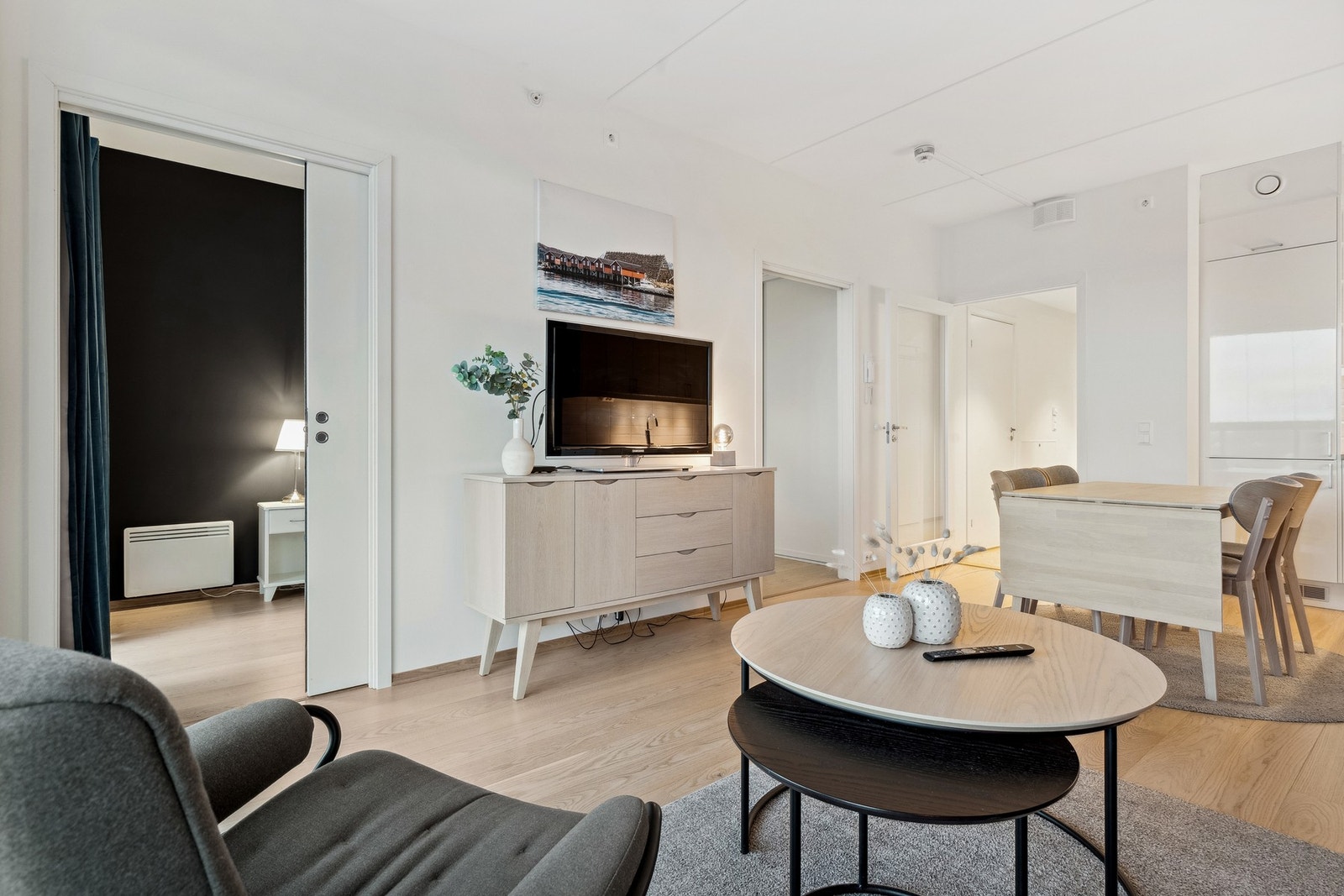 Åpen stue og kjøkkenløsning - med skyvedører inn til soverommet Galleribilde