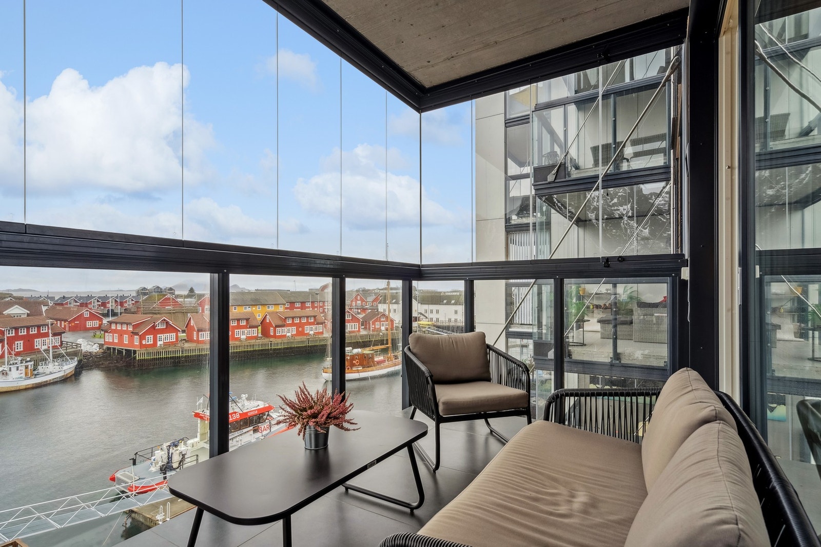 Innglasset balkong med vid og langstrakt utsikt Galleribilde