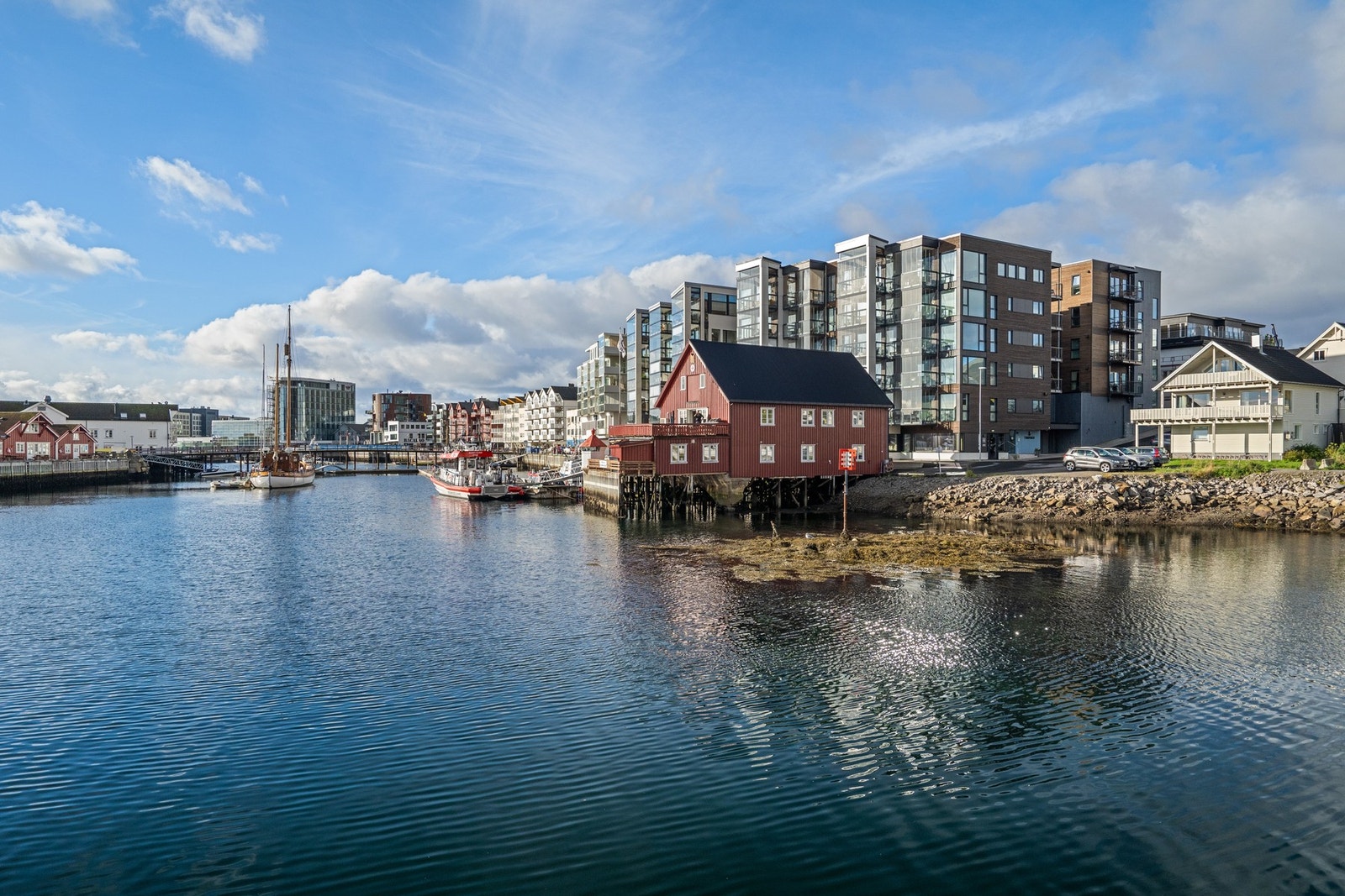 Eiendommen ligger her langs den flotte havnepromenaden i byen Galleribilde