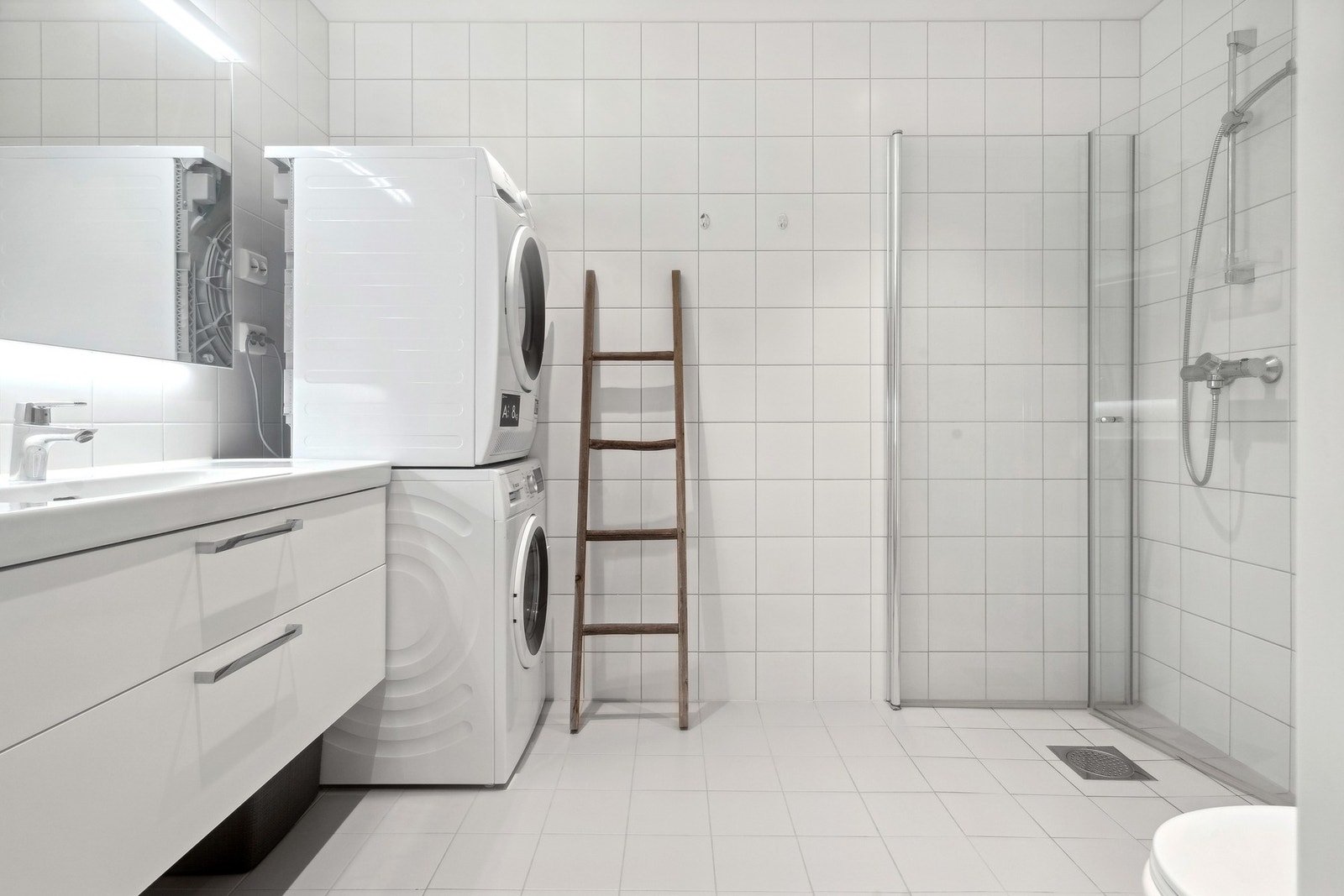 Bad/vaskerom med lys innredning Galleribilde