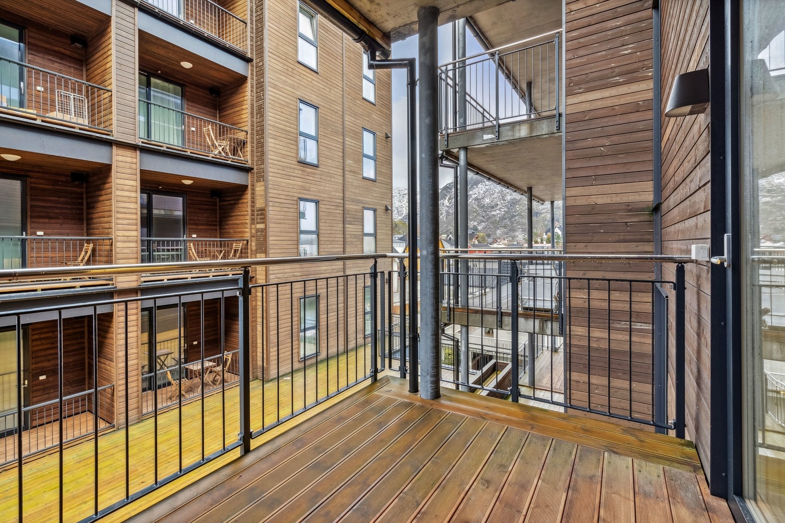 Egen terrasse på baksiden av blokka med adkomst fra felles trappegang Galleribilde