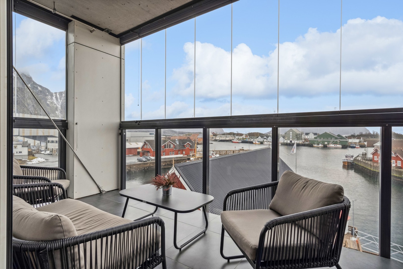 Upåklagelig utsikt fra balkongen - både til havneområdet opp i fjellene og ut i fjorden Galleribilde
