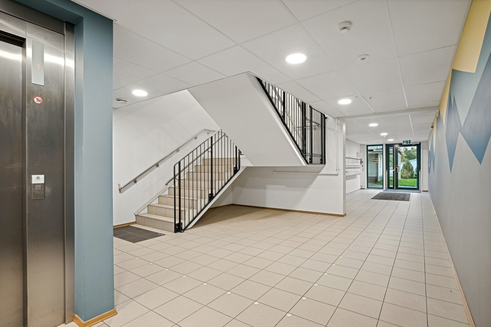 Felles inngangsparti, trappeganger og heis. Galleribilde