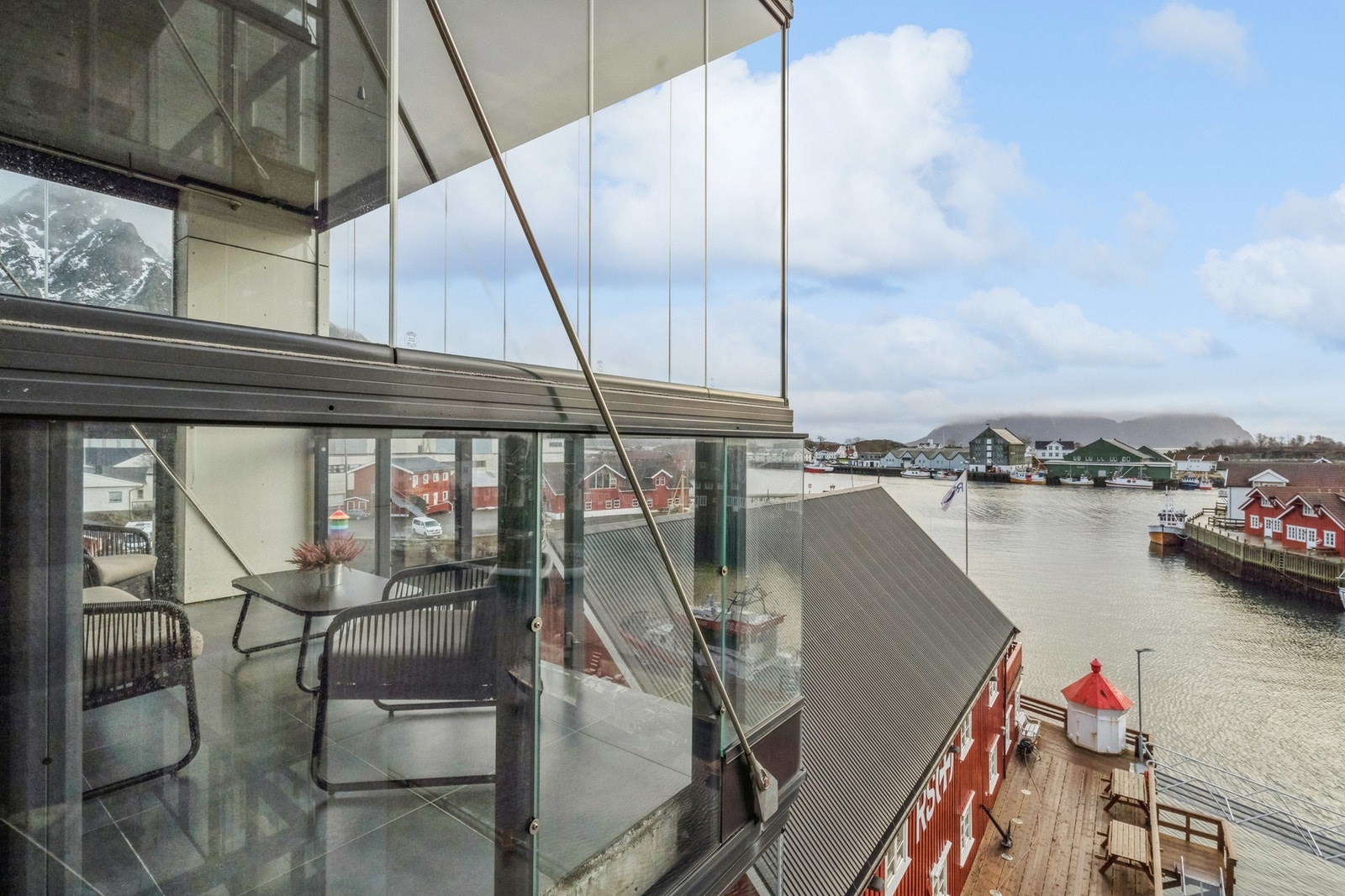 Utsikt fra soverommet mot egen balkong Galleribilde