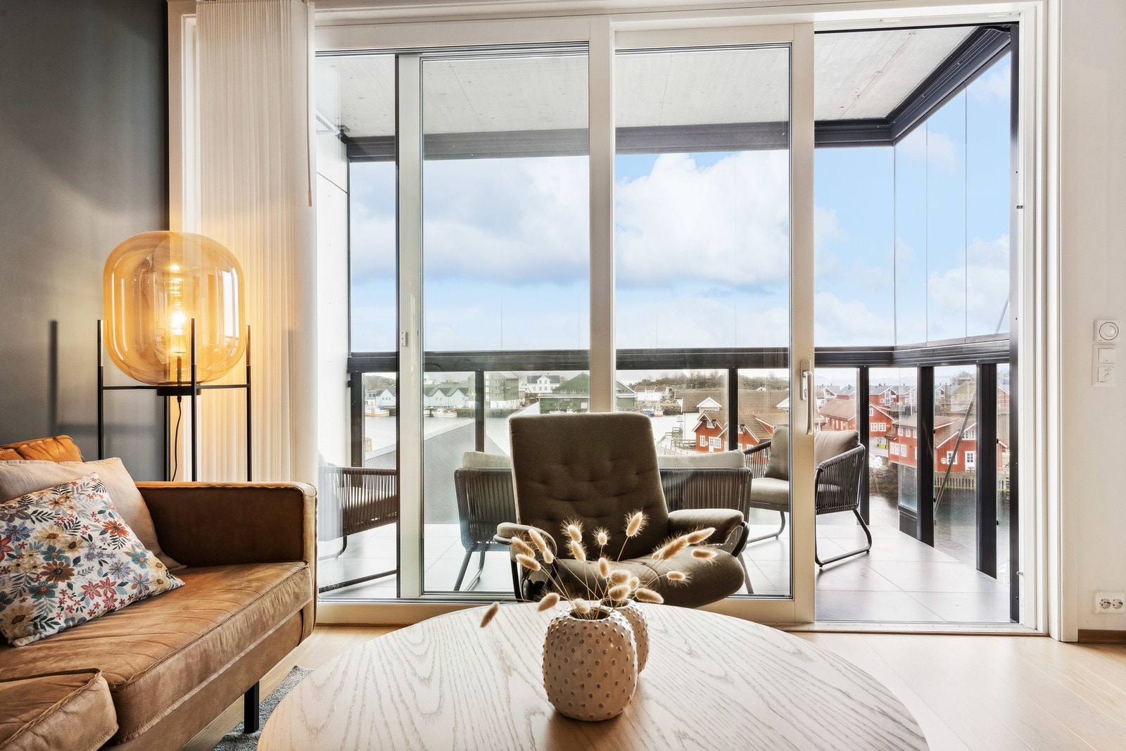 Leiligheten har en innglasset terrasse med store skyvedører Galleribilde