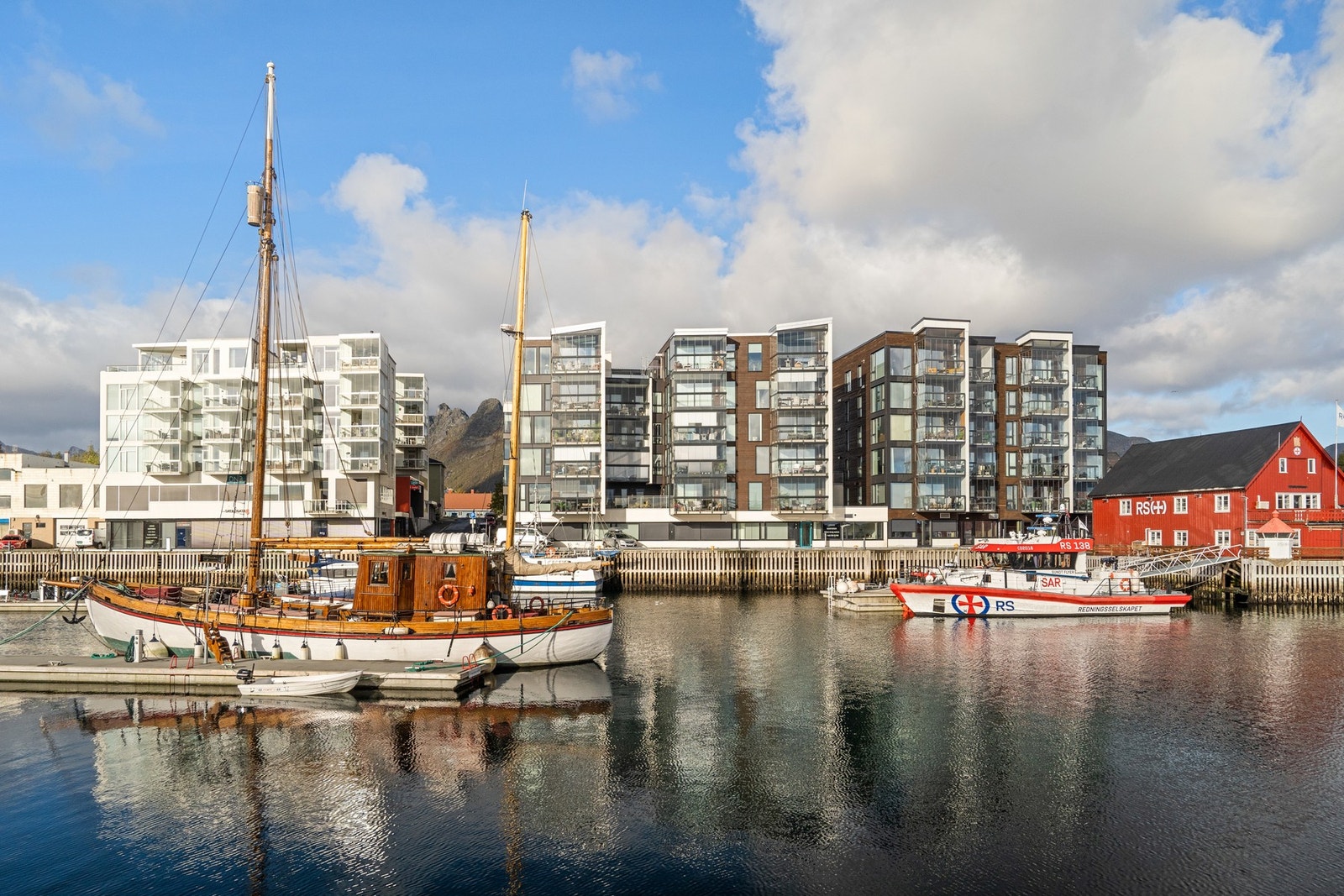 Eiendommen ligger her langs den flotte havnepromenaden i byen Galleribilde