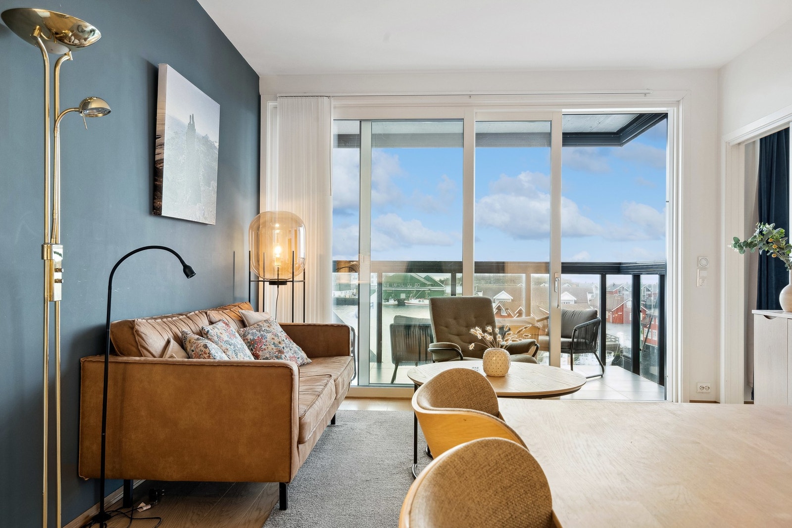 Legg merke til den flotte utsikten, samt store vinduer som gir godt med lys Galleribilde