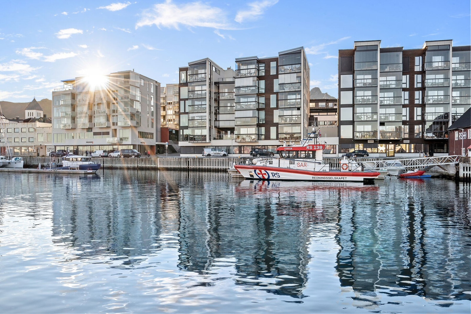 Eiendommen ligger her langs den flotte havnepromenaden i byen Galleribilde