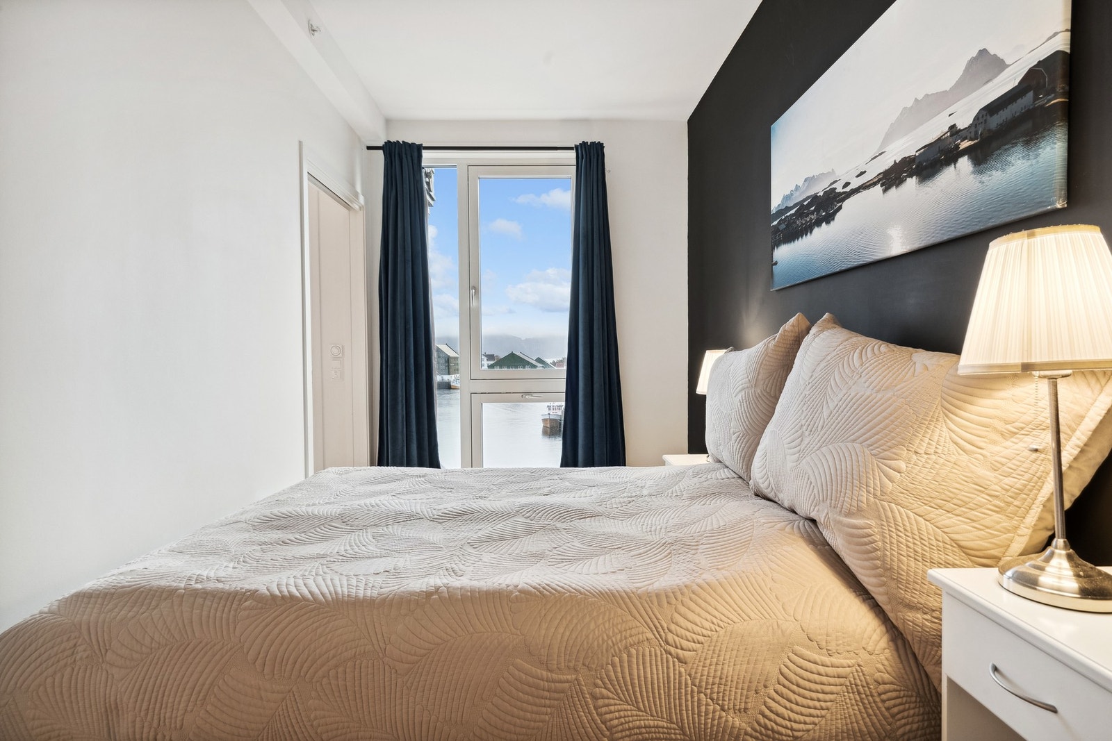 Soverommet har skyvedører inn til stuen Galleribilde