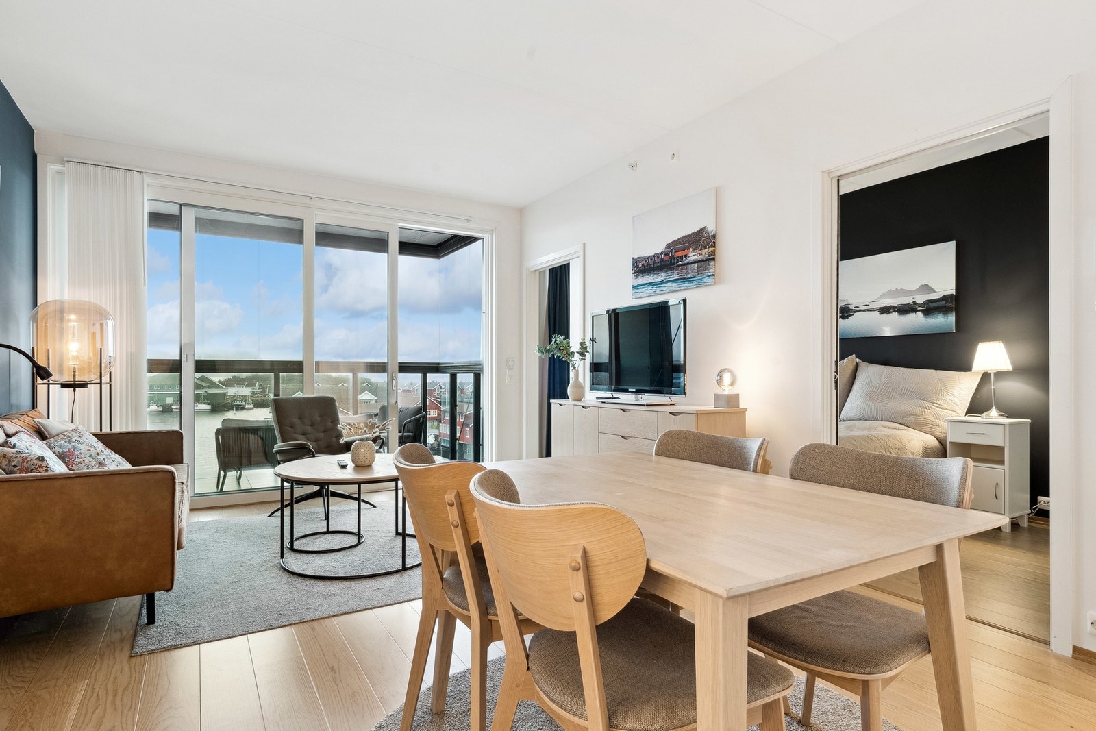 Plass for spisebord ved kjøkkenet Galleribilde