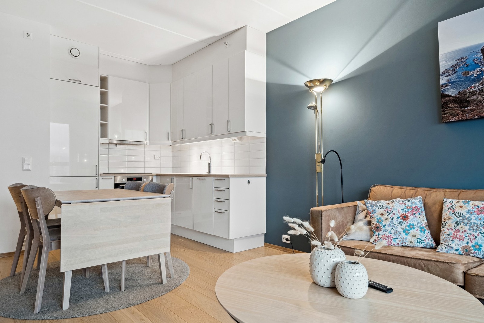 Integrerte hvitevarer som oppvaskmaskin, koketopp, steikeovn og kjøl/fryseskap. Galleribilde