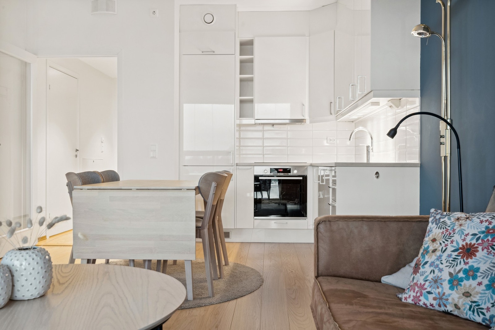 Pen hvit innredning på kjøkkenet Galleribilde