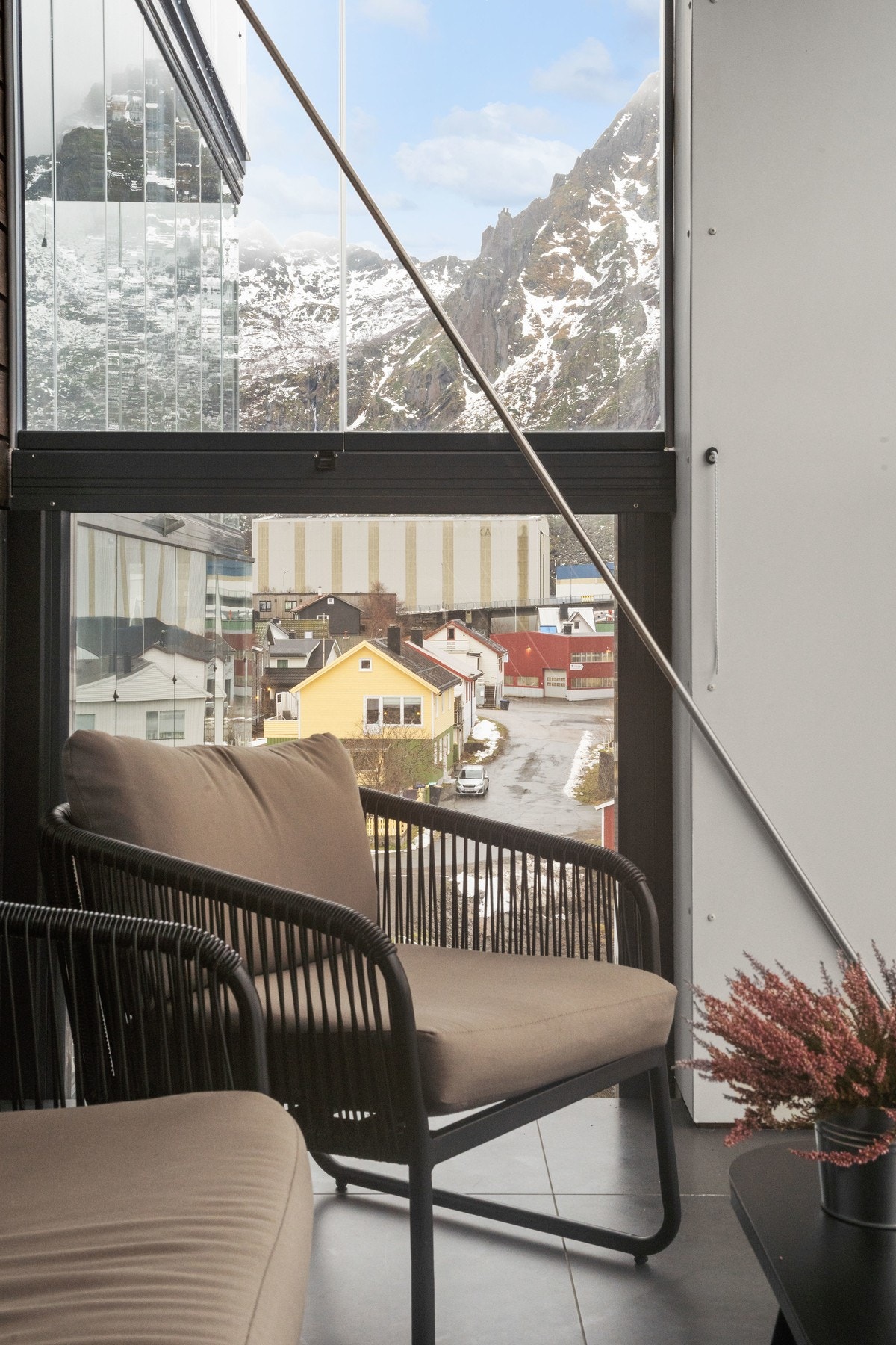 Utsikt fra balkongen til Svolværgeita og andre fine turmål Galleribilde