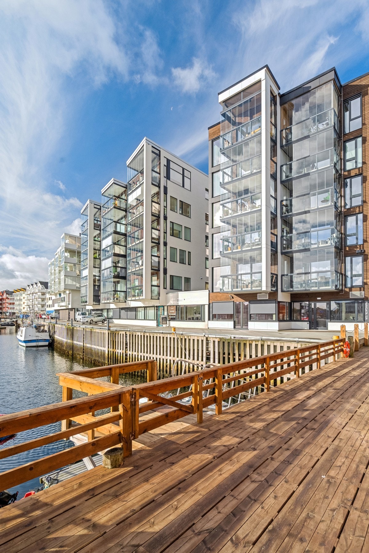 Eiendommen ligger her langs den flotte havnepromenaden i byen Galleribilde