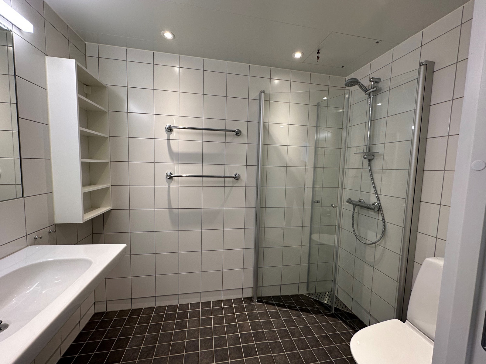 Romslig flislagt bad med varme i gulv. Galleribilde
