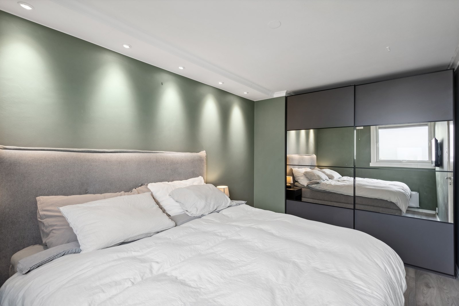 Stor skyvedørsgarderobe. Ny i 2023. Galleribilde