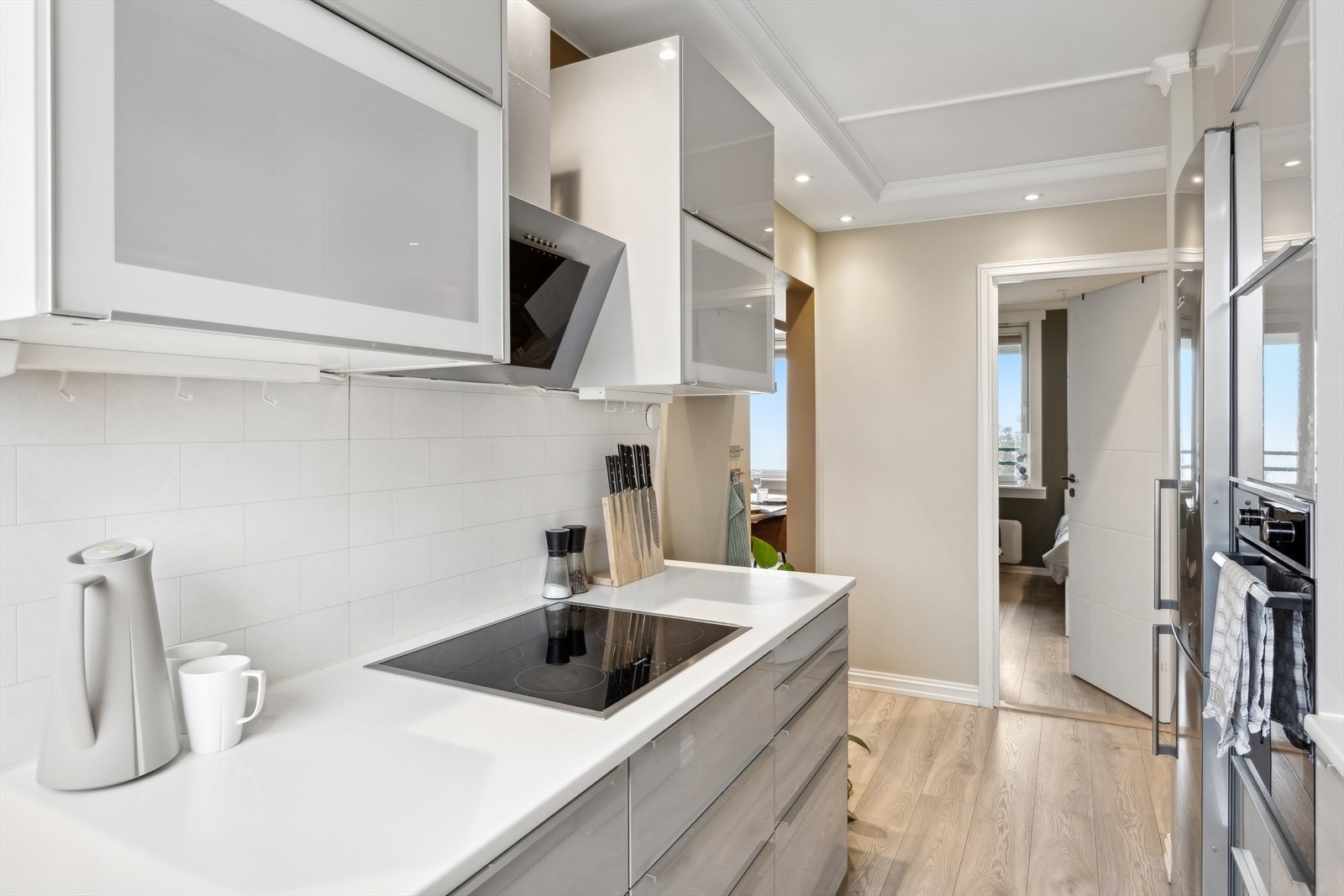 Kjøkkenet har godt med skap og benkeplass. Galleribilde