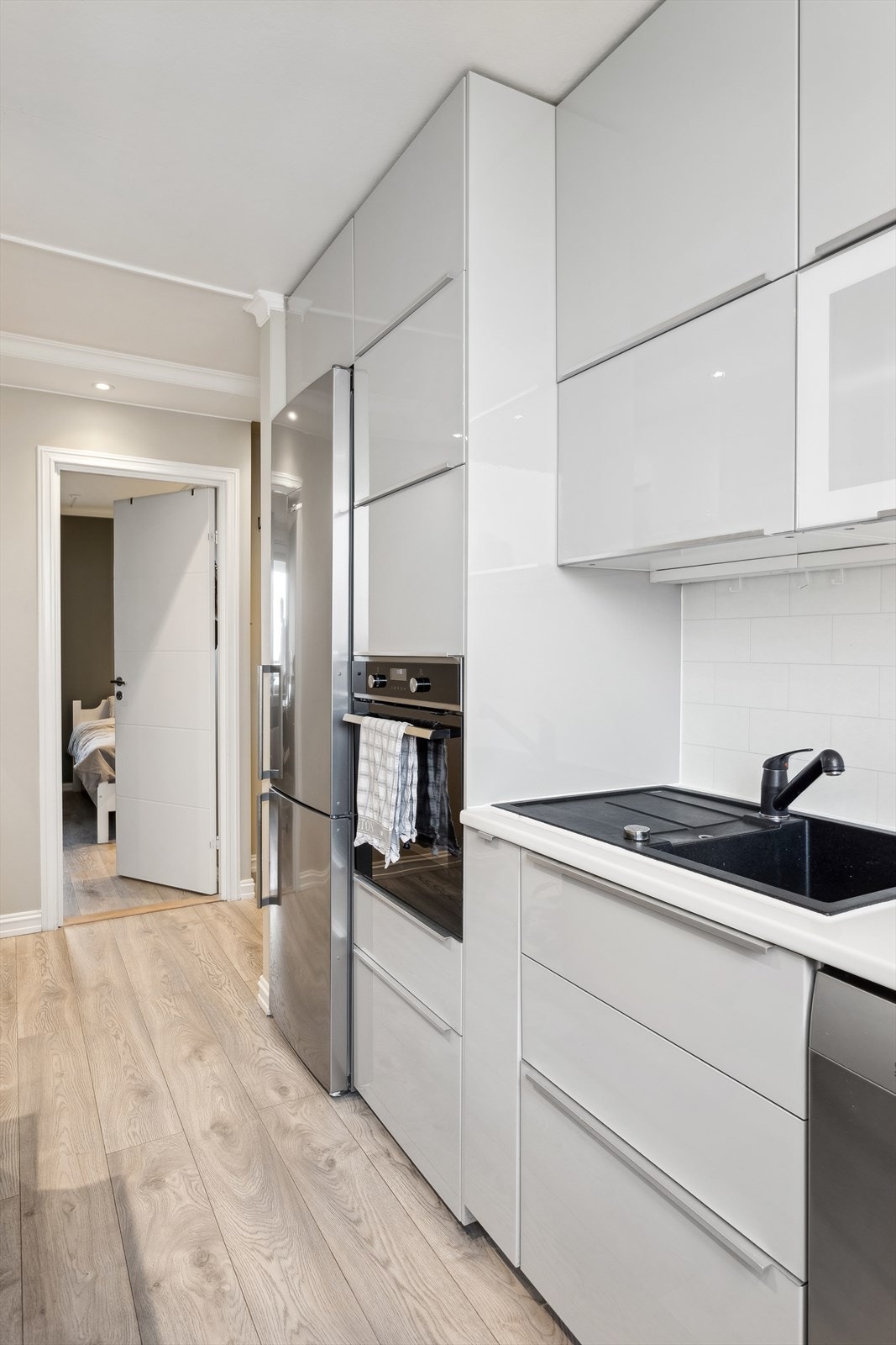 Integrert platetopp og stekeovn samt medfølgende oppvaskmaskin og frittstående kjøl-/fryseskap. Galleribilde