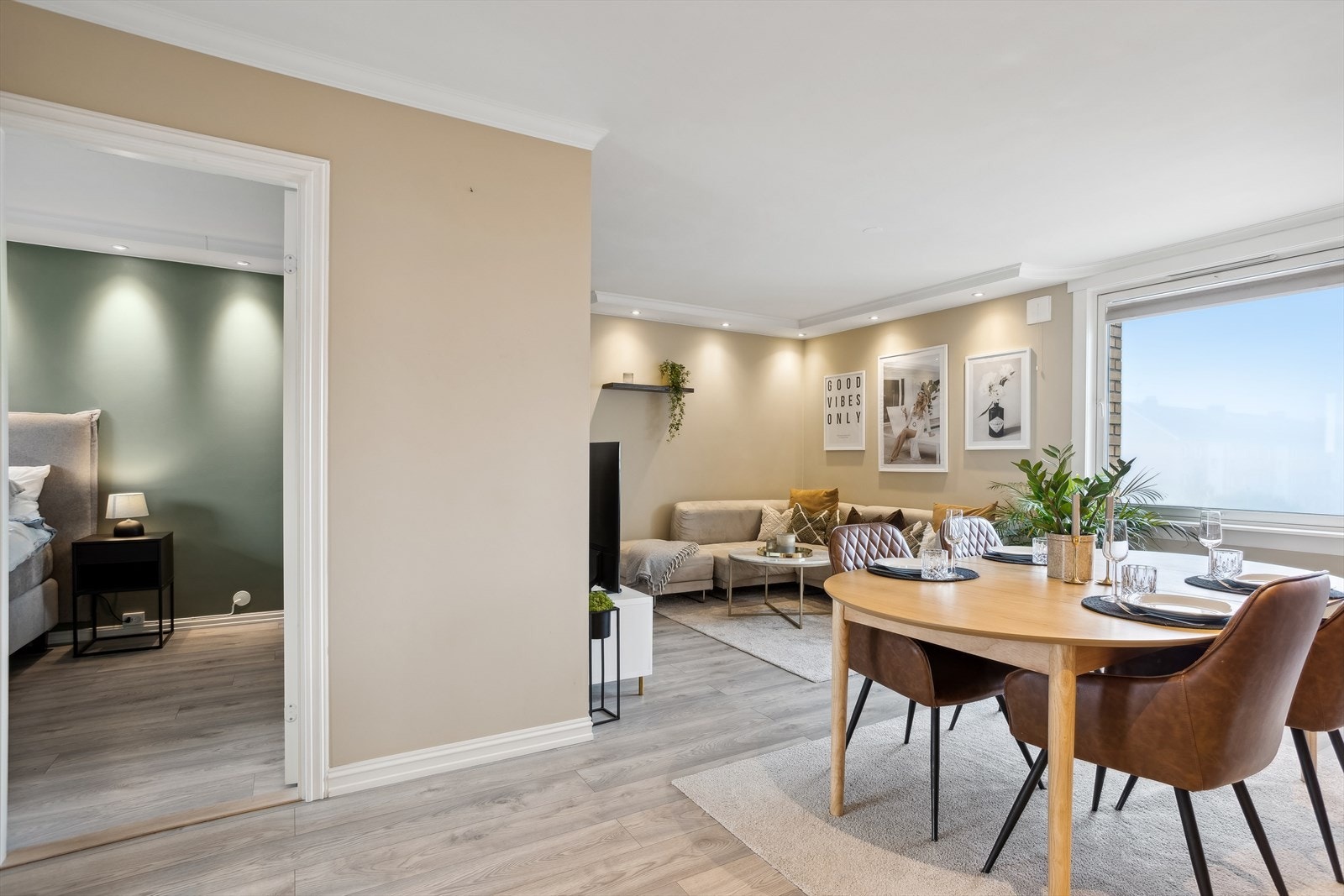 Slette vegger og downlights i taket. Stuen er malt i en varm fargetone som passer godt inn. Galleribilde