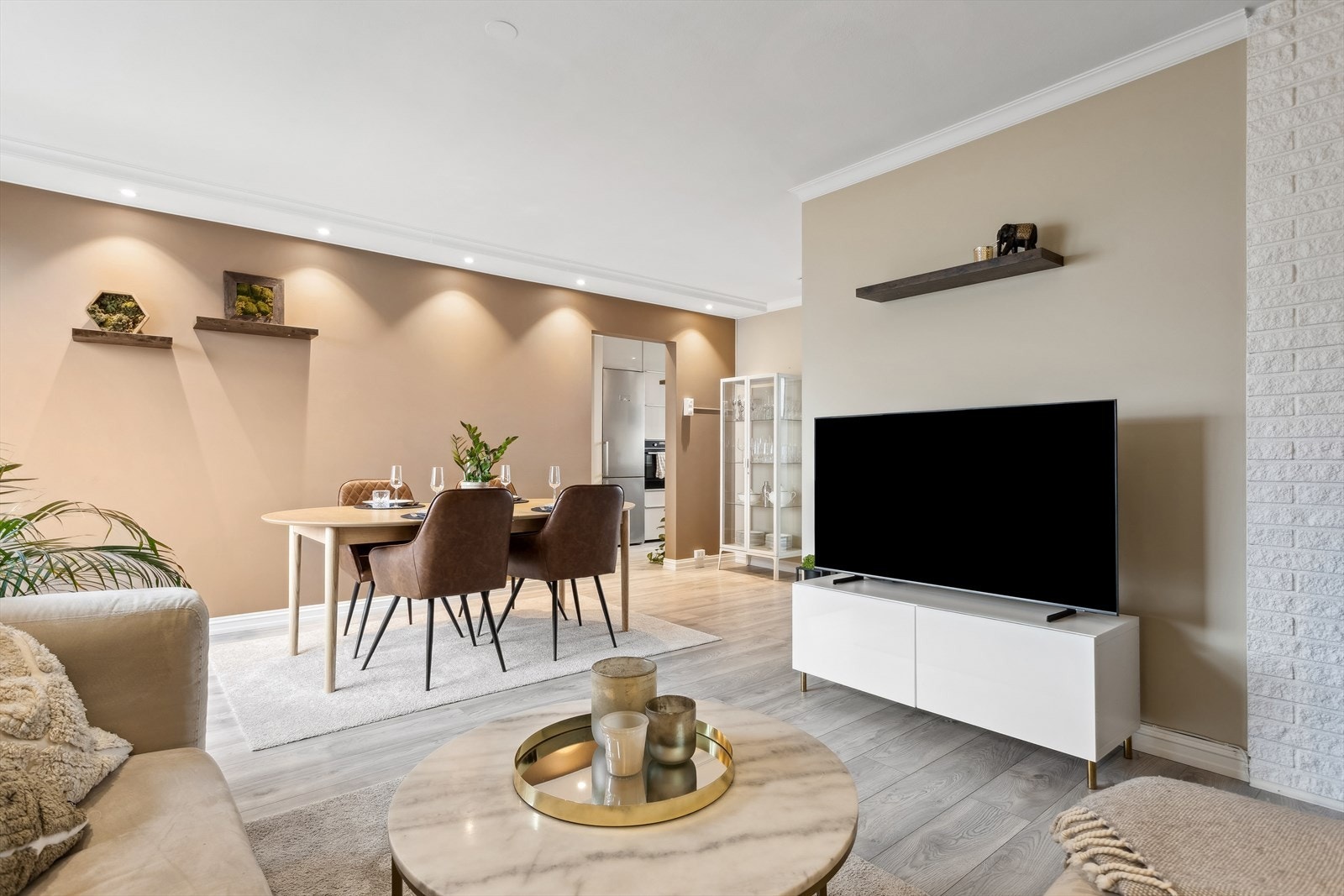 Innbydende stue med god plass til sofagruppe og spisebord. Galleribilde