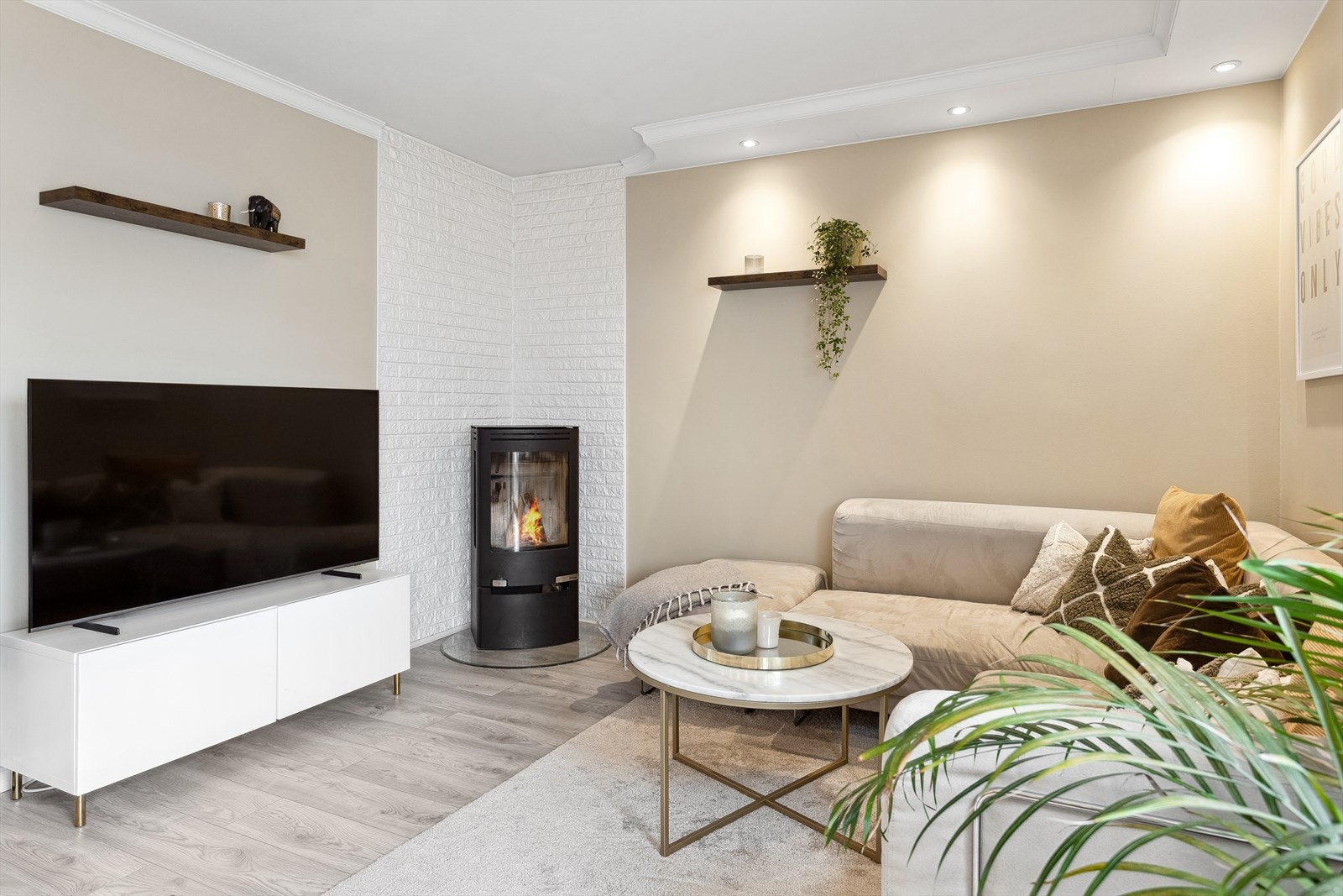 Dette er en lys og trivelig 4-roms leilighet med sentral beliggenhet på Manglerud. Nærhet til Manglerud senter og Manglerud bad, samt kort vei til blant annet barnehager, skoler, dagligvarebutikk, idylliske turområder, og et svært godt kollektivtilbud. Galleribilde