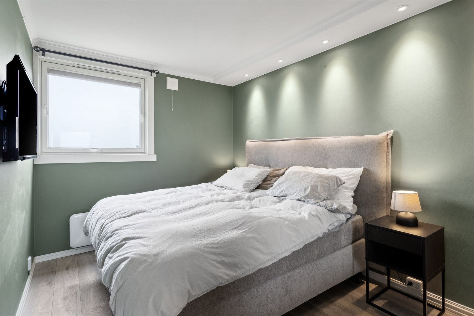 Hovedsoverommet er av god størrelse og har plass til stor seng(180cm på bildet) og garderobeskap. Galleribilde