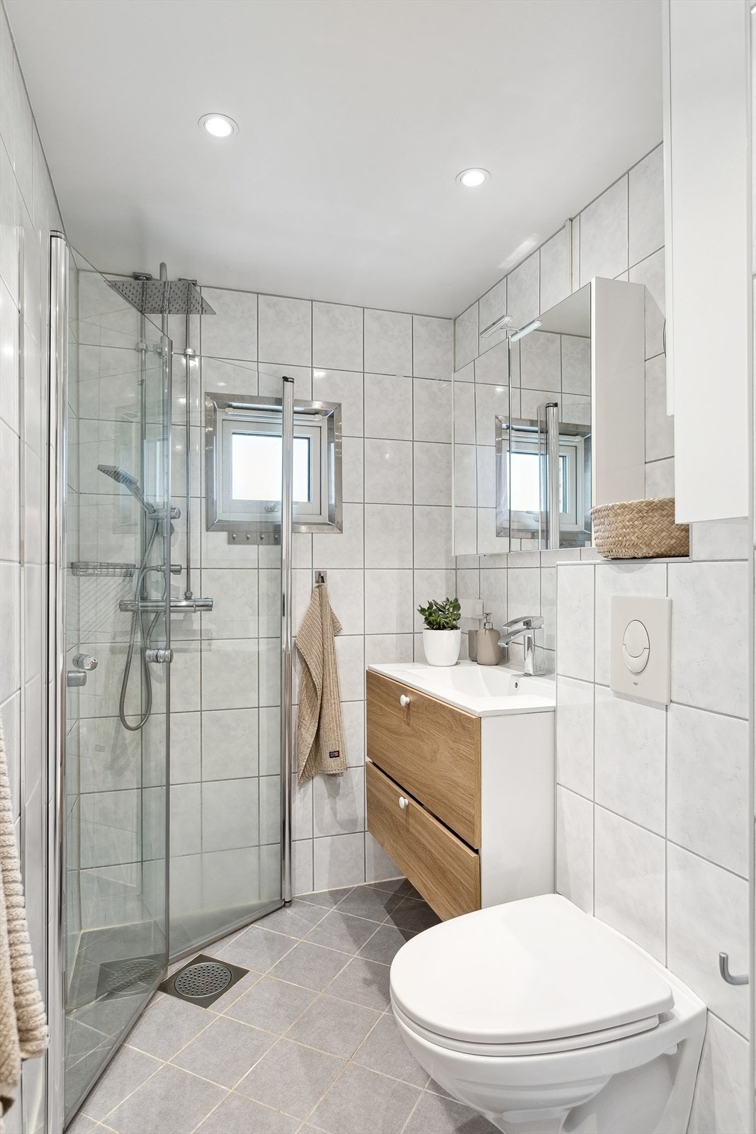 Bad med fliser på vegger og gulv med gulvvarme. Galleribilde